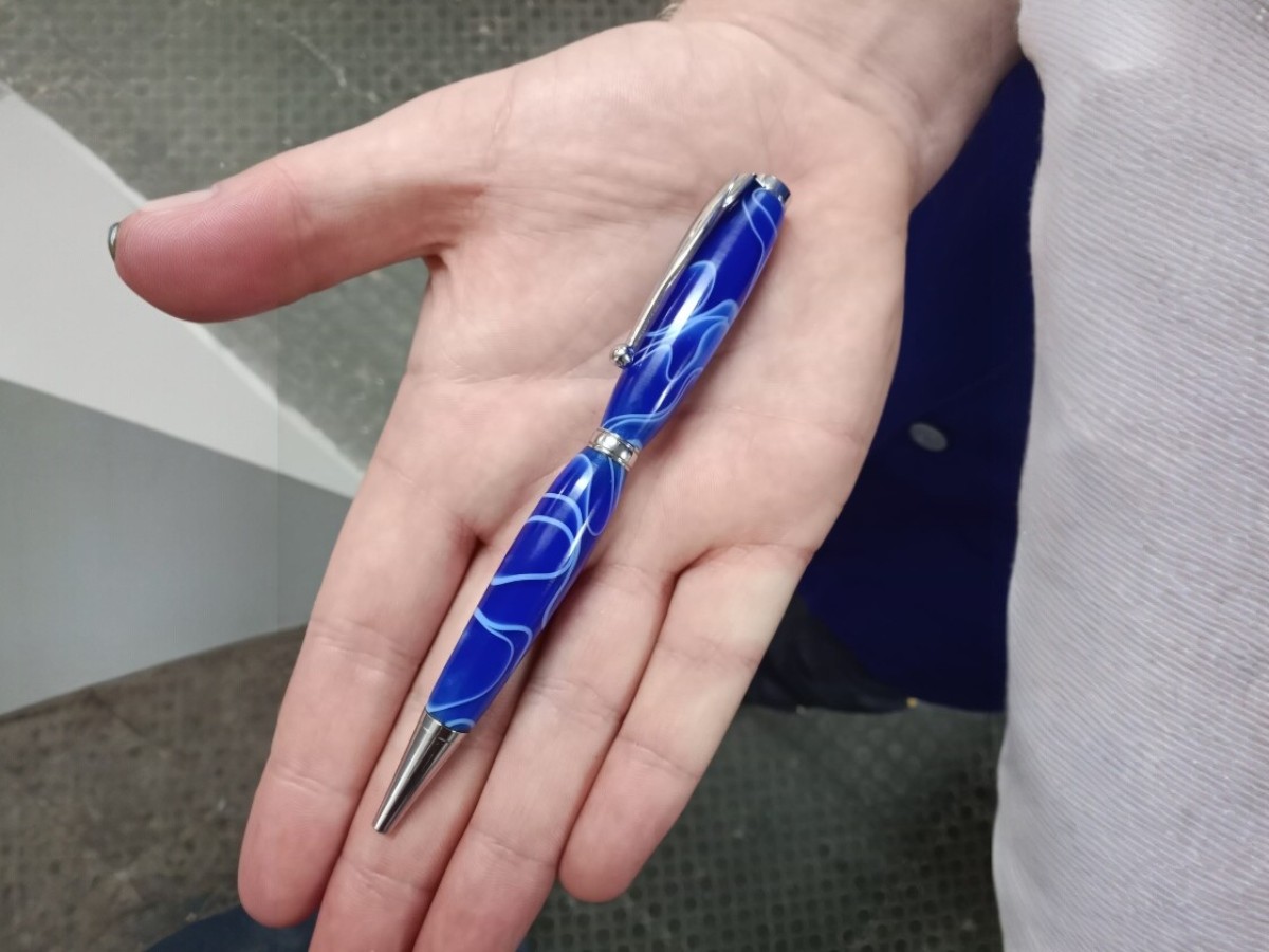 mr woodturner nuwe hoop skool gallery blue and silver acrylic pen created by student
